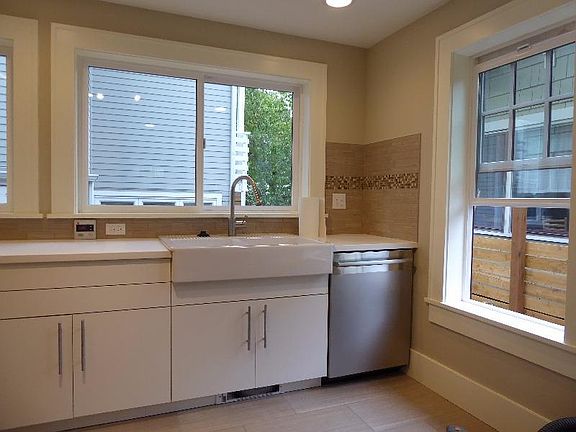 4th image of 906 NE Ravenna Blvd #B