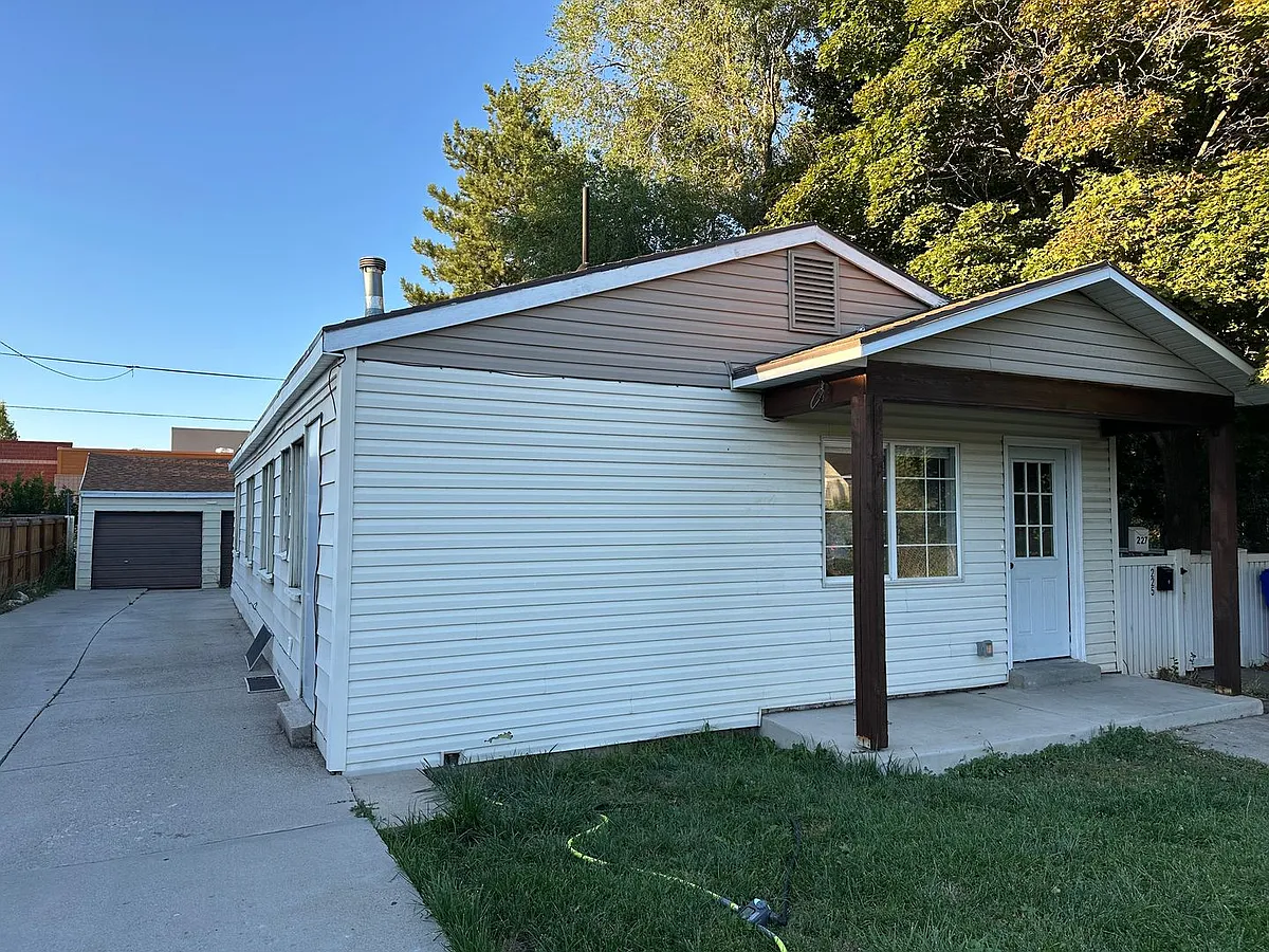 Building Photo - 225 E Louise Ave