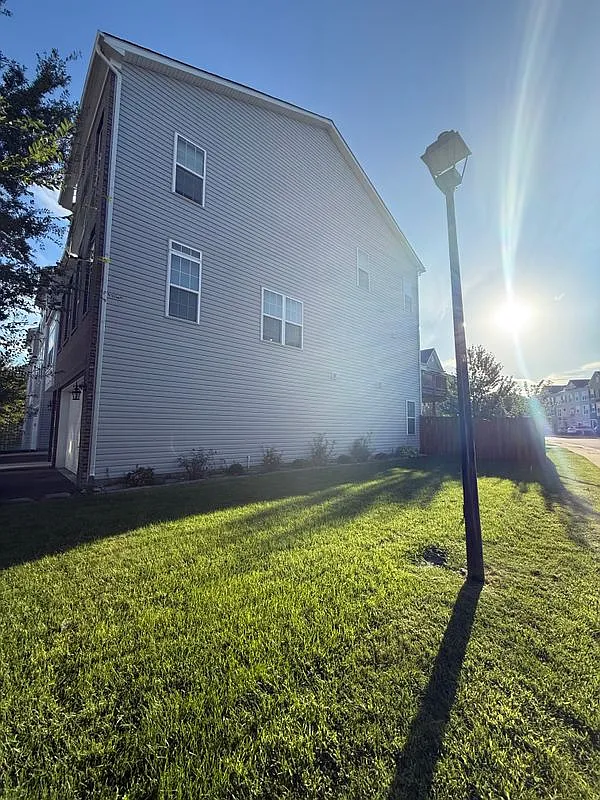 3 bed, 3.5 bath, 2646 sqft, $3,500 — Photo 2