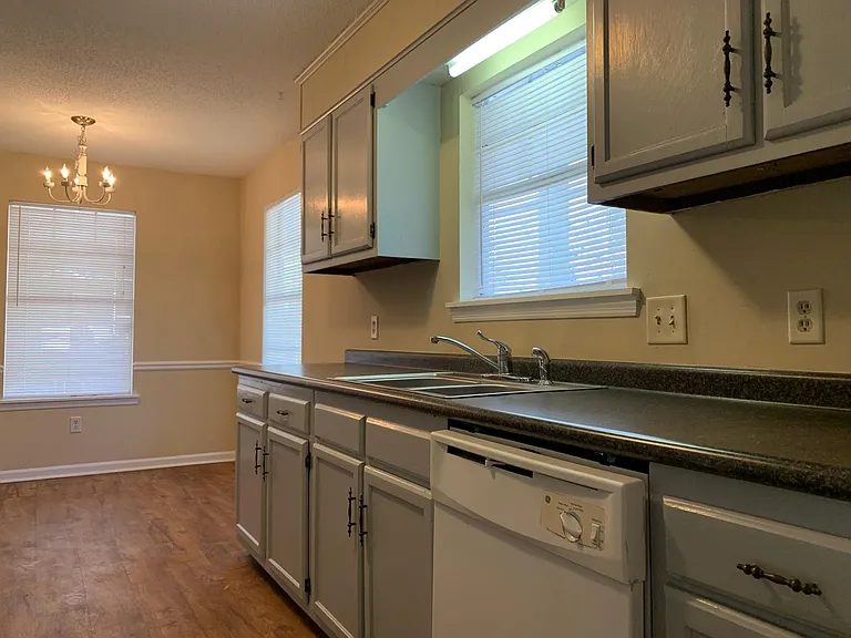 814 Robin Hood Trl — Photo 8