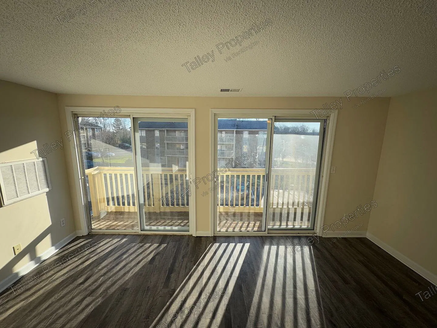 3 bed, 2.0 bath, 900 sqft, $1,249 — Photo 3