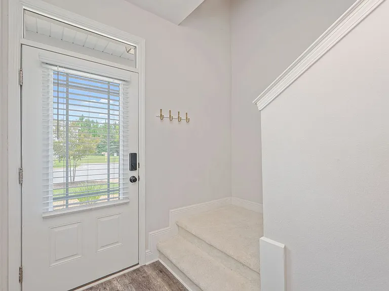 146 Crossing Lane F Santa — Photo 6