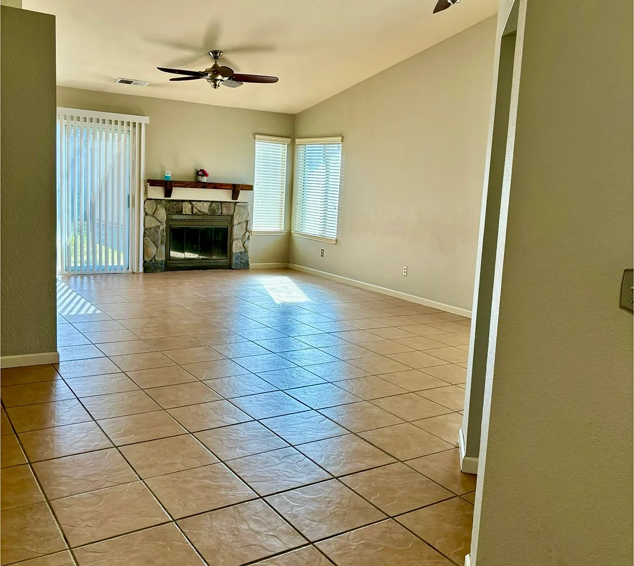 3 bed, 1275 sqft, $2,400 — Photo 2