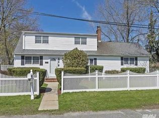 90 Gridley St, West Islip, NY 11795