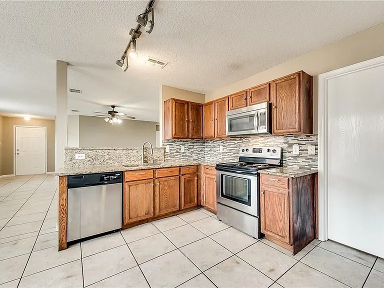 1508 Flagstone Ln — Photo 6