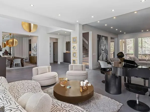 8610 Sentinae Chase Dr, Roswell, GA 30076