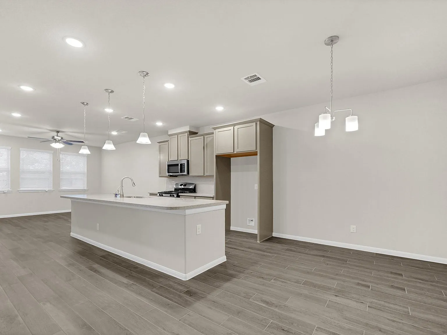 3 bed, 2.5 bath, 1703 sqft, $2,300 — Photo 4