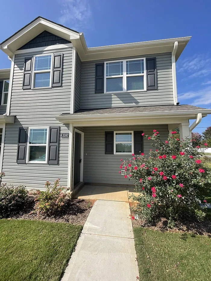 3 bed, 2.5 bath, 1447 sqft, $1,595 — Photo 1