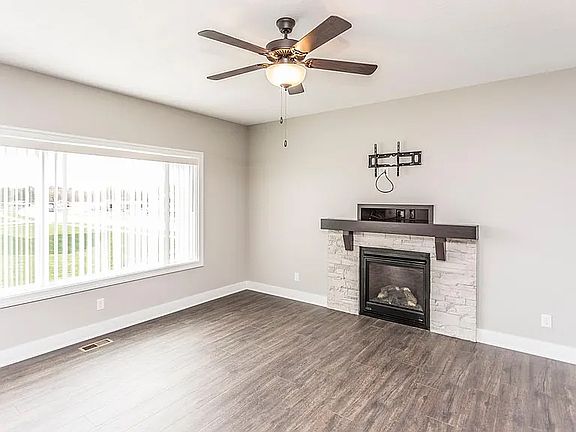 5th image of 860 NE Dartmoor Dr