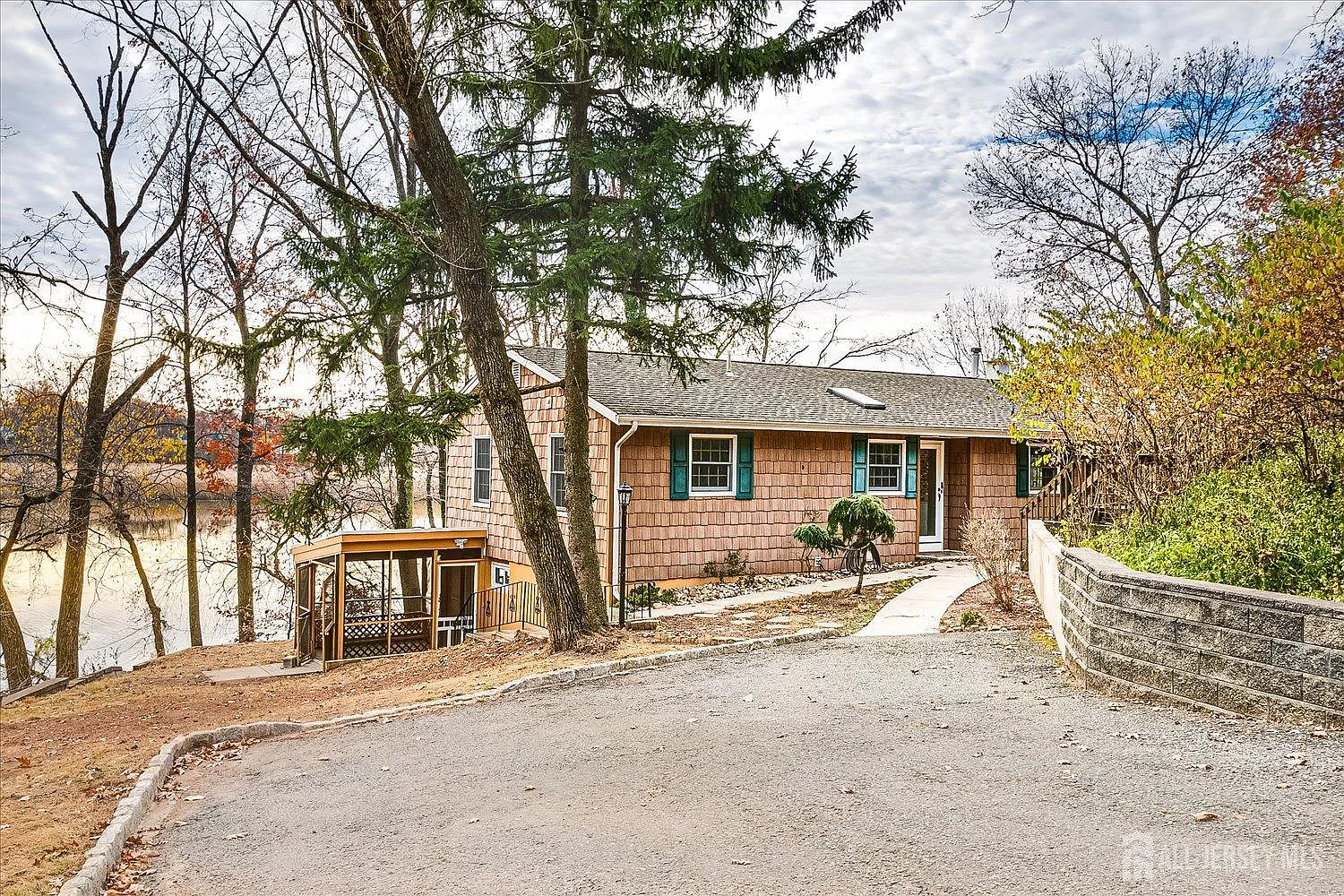 5 bed, 2.0 bath, $6,800 — Photo 1