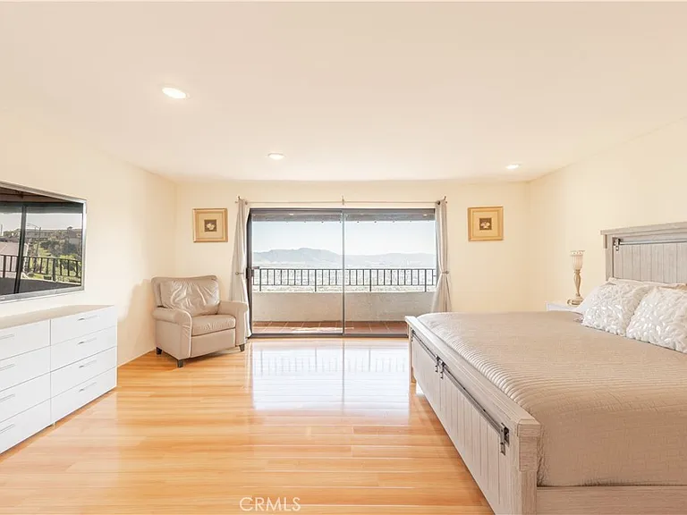 1350 E Tujunga Ave — Photo 29