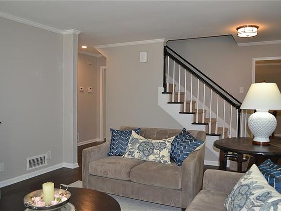 4th image of 330 Chapman Dr