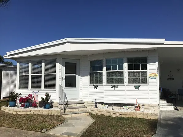 300 Papaya Ln, Largo, FL 33770