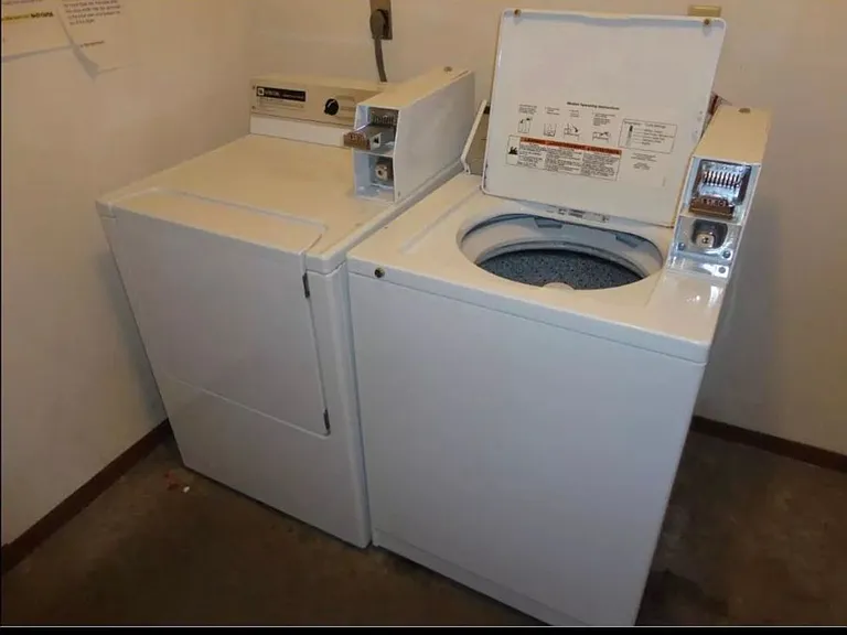 Immaculate Updated 1 Bedroom with 1 Bath — Photo 29