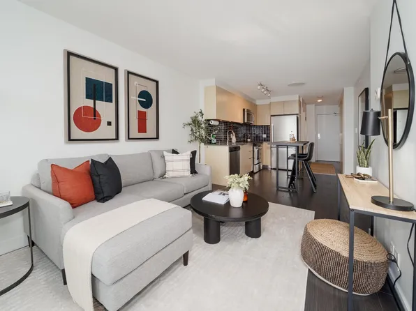 1325 Rolston St #1703, Vancouver, BC V6B 0M2
