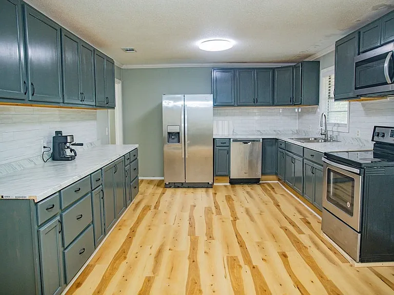 608 Holiday St — Photo 5