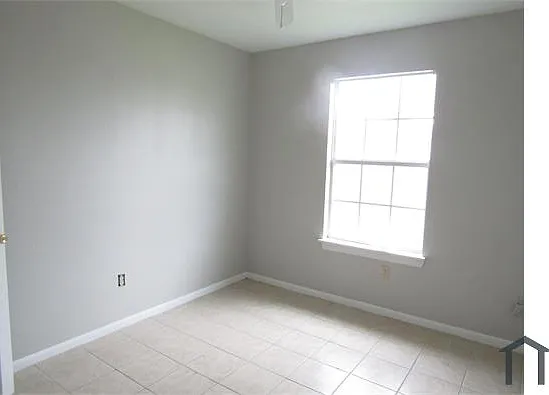 3 bed, 1000 sqft, $1,350 — Photo 3