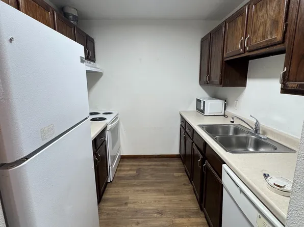 1510 E Gateway Cir S #102, Fargo, ND 58102
