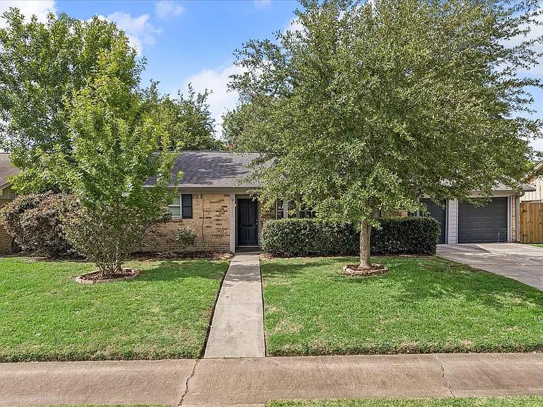 5811 Spruce Forest Dr — Photo 2