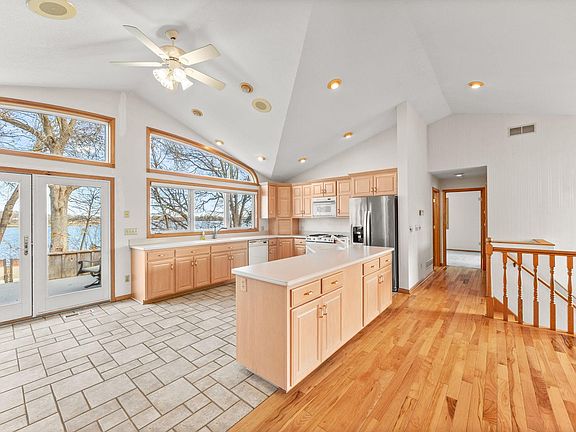 5th image of 362 S Shore Dr