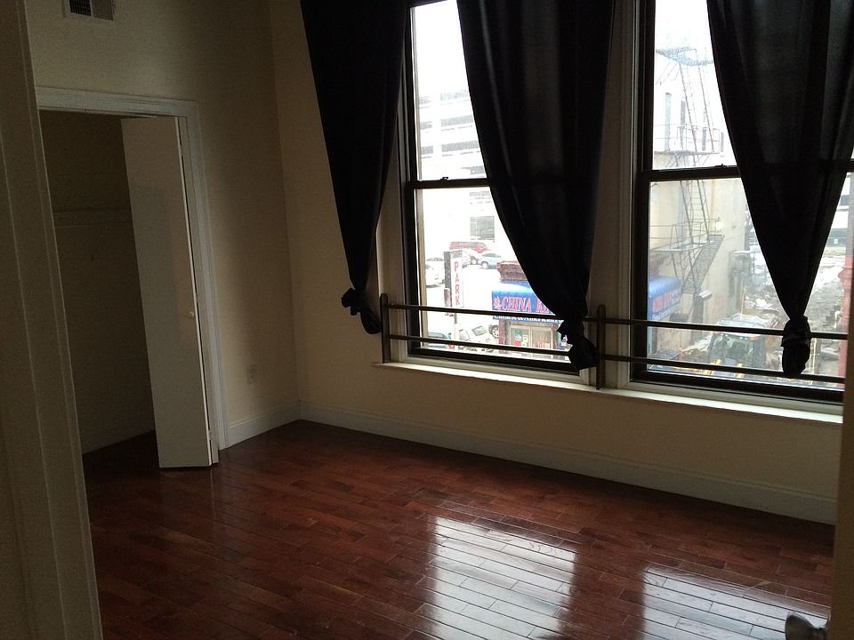 2nd image of 917 Arch St APT 301