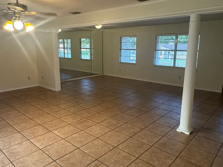 2121 Woodhaven Dr — Photo 2