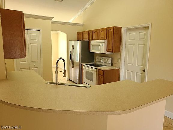 4th image of 523 NE 5th Place Cpe