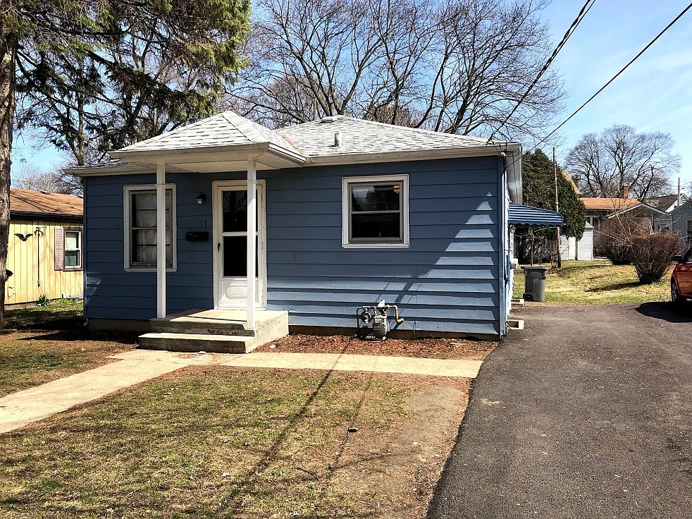 17 Crescent St photo 1