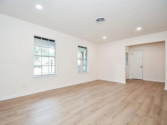 5th image of 7927 Braesdale Ln