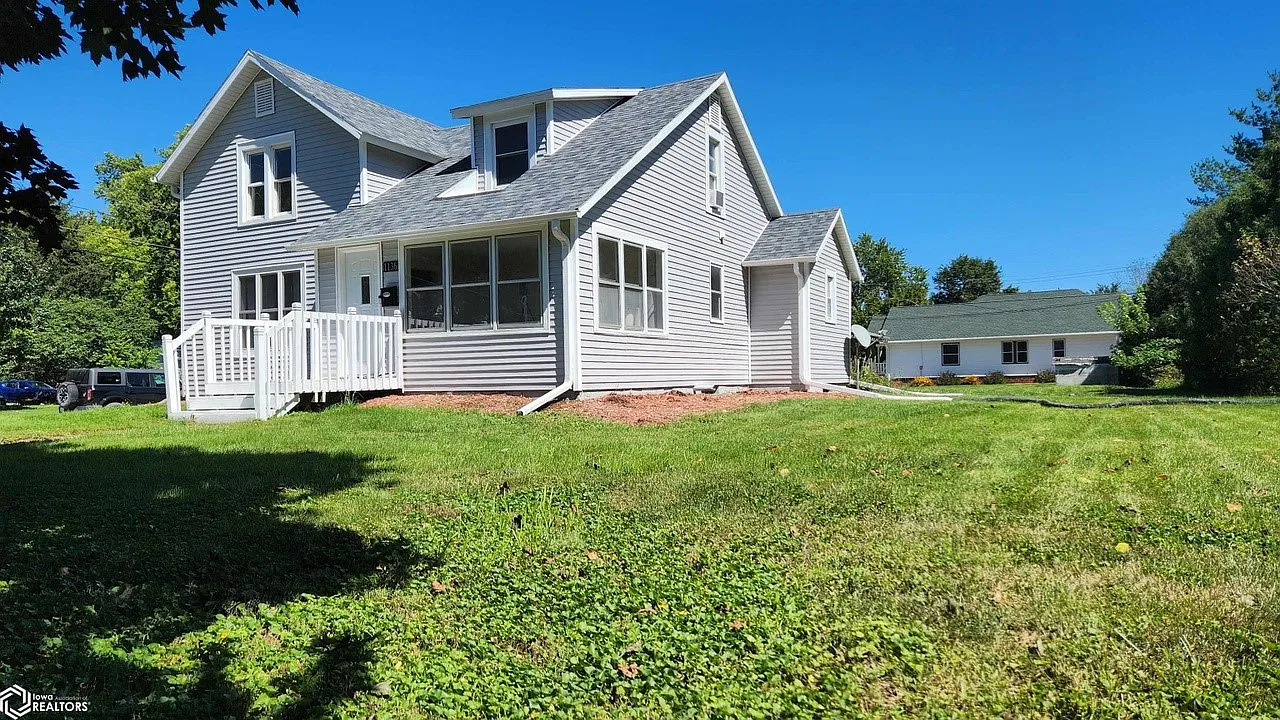 3 bed, 1.5 bath, 1989 sqft, $1,280 — Photo 1