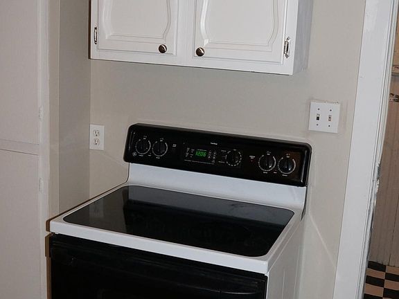 5th image of 303 Lewis St