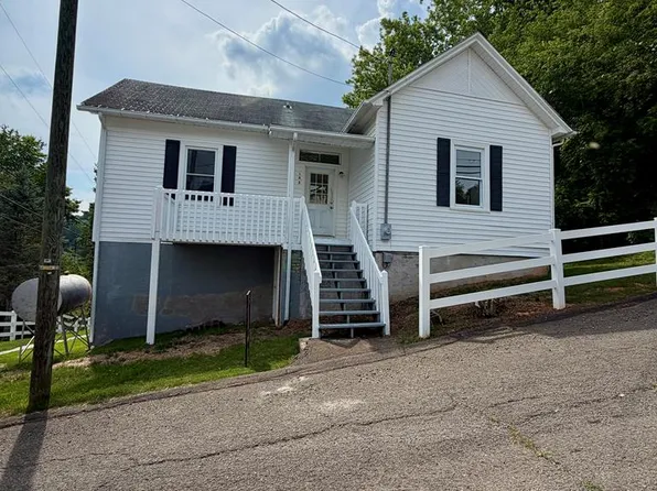 102 Boss Row, Fries, VA 24330