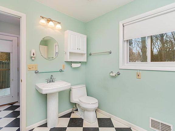 5th image of 907 Deerfield Ct