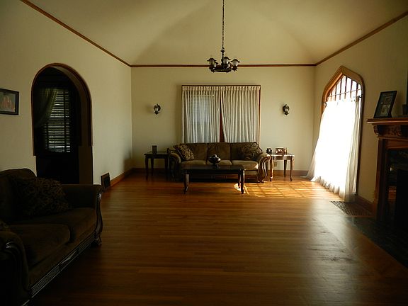 Living Rm - Vaulted Ceiling