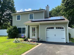 2 Eason Dr, Ridge, NY 11961