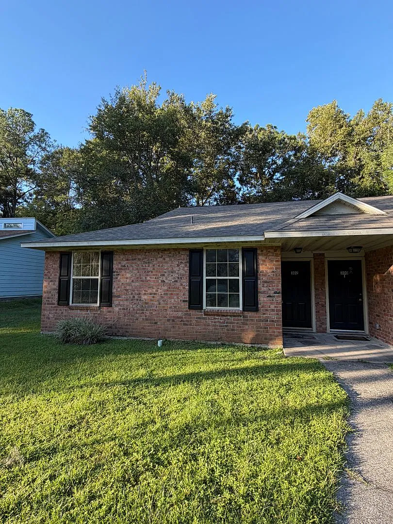 302 Admirals Walk Dr — Photo 1
