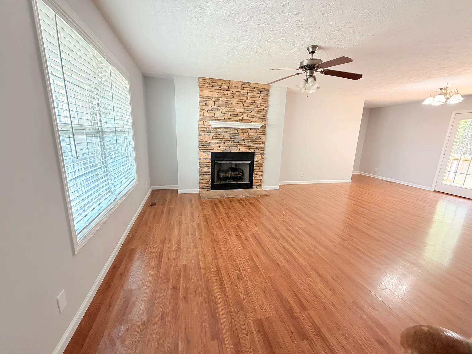 3 bed, 2.5 bath, 1900 sqft, $1,950 — Photo 3
