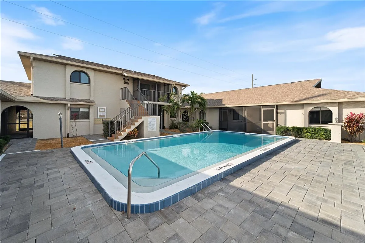 2 bed, 896 sqft, $1,800 — Photo 3