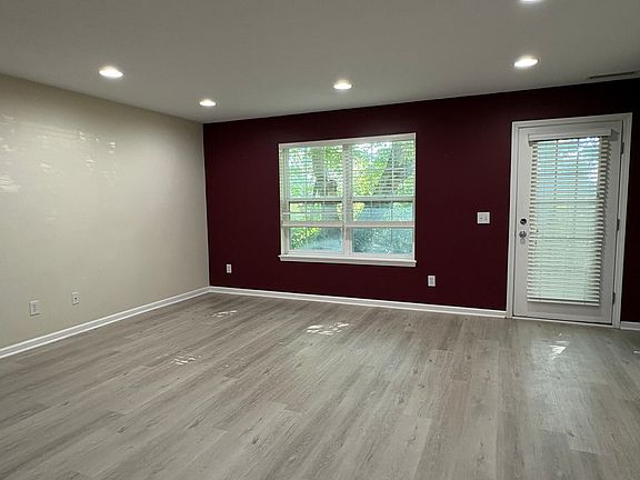 4th image of 996 Bard Ln