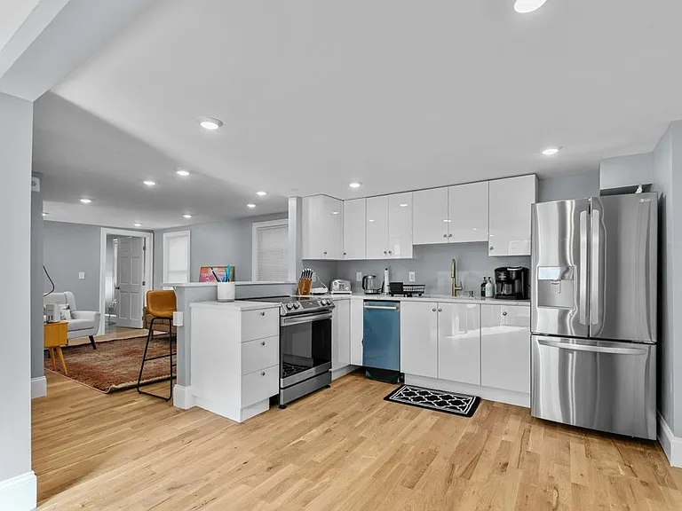 382 Spring St #A — Photo 1