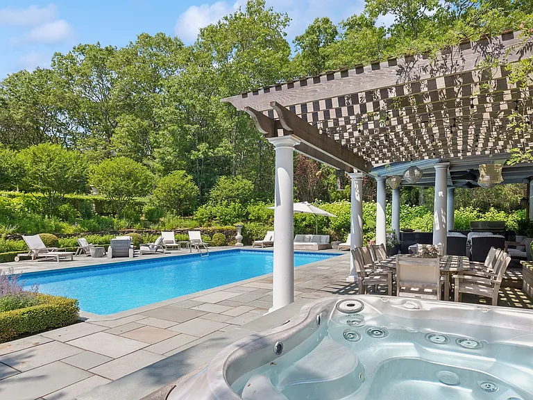 371 Sag Harbor Tpke — Photo 6