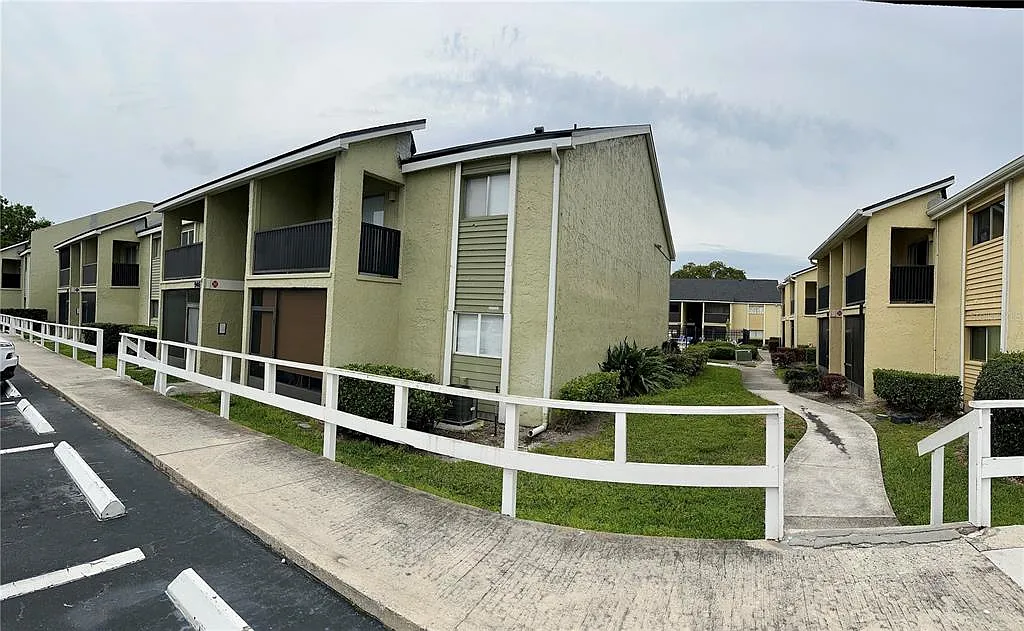 Building Photo - 946 Lake Destiny Rd #E