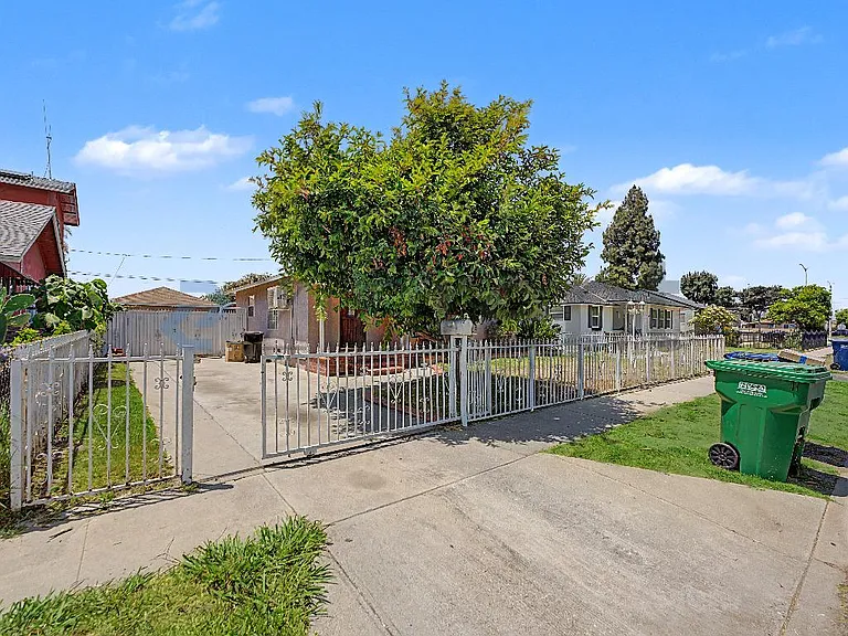4417 Deland Ave — Photo 3