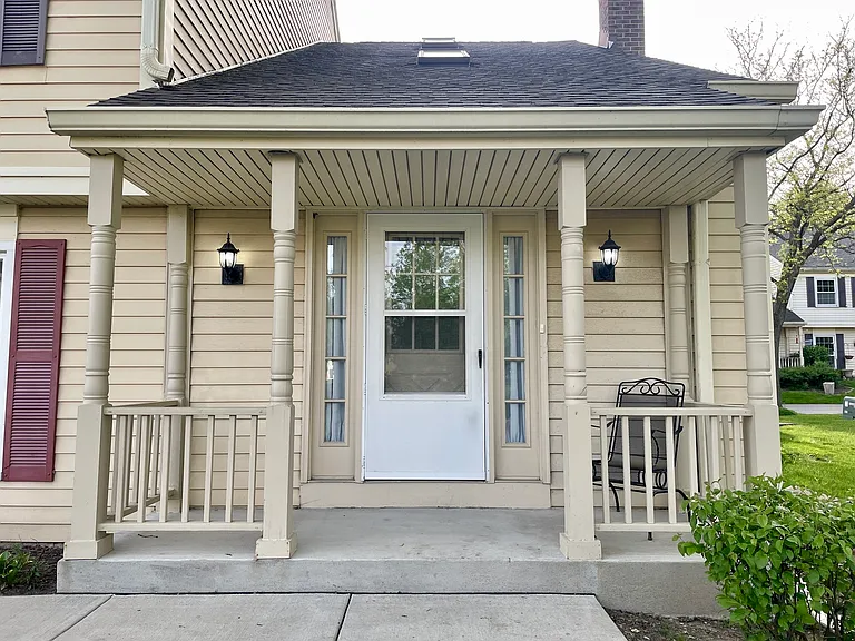 2760 College Hill Cir — Photo 2