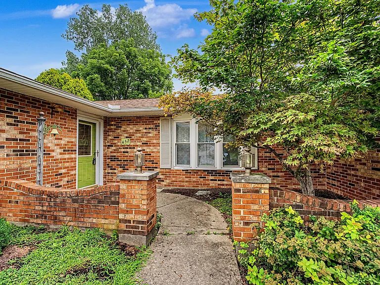 452 Jamesway Dr — Photo 2