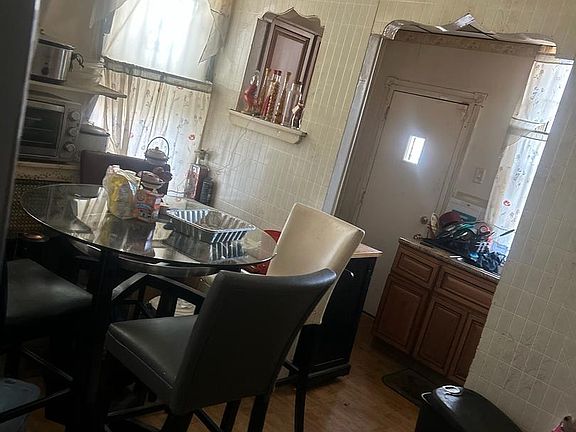 4th image of 2123 W Ontario St