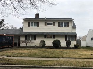 138 Friends Ln, Westbury, NY 11590