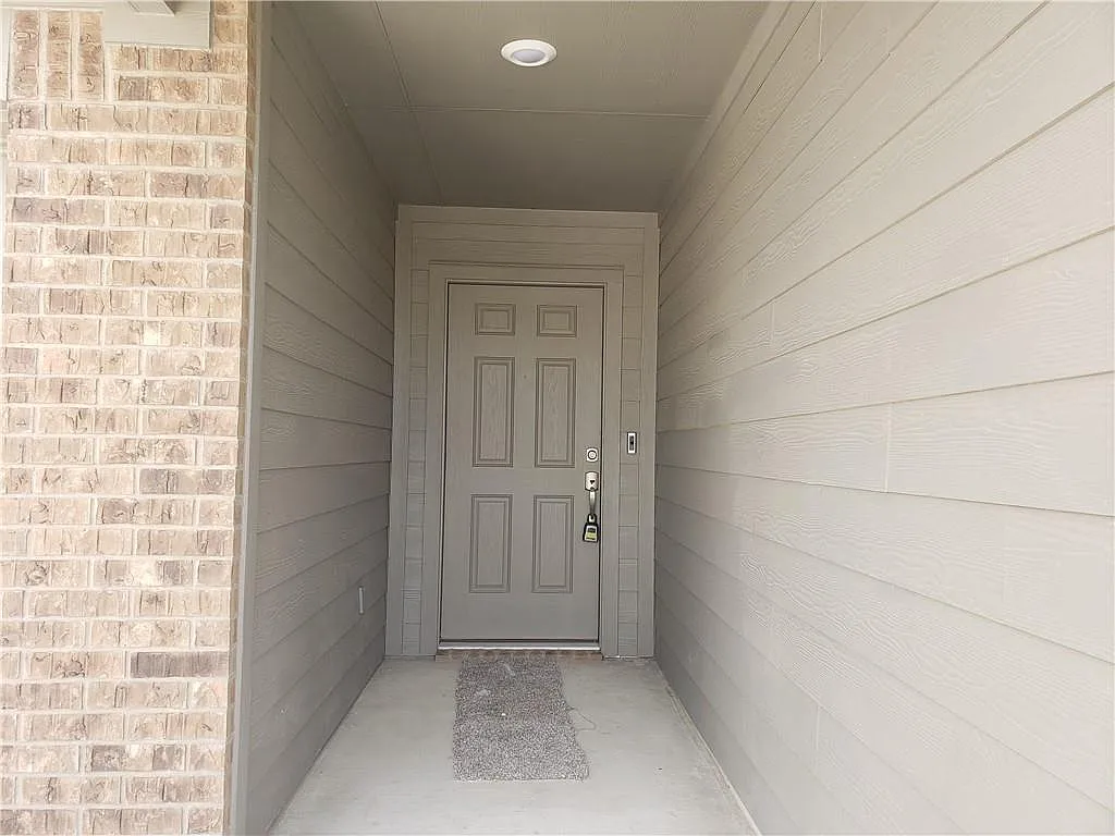 4 bed, 2.0 bath, 1638 sqft, $2,100 — Photo 3
