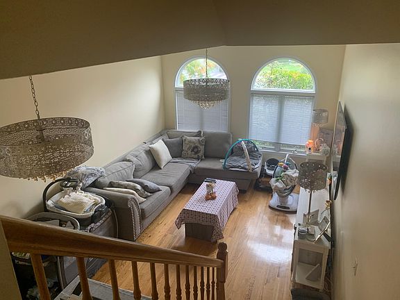 2nd image of 584 Barclay Ave Floor 1