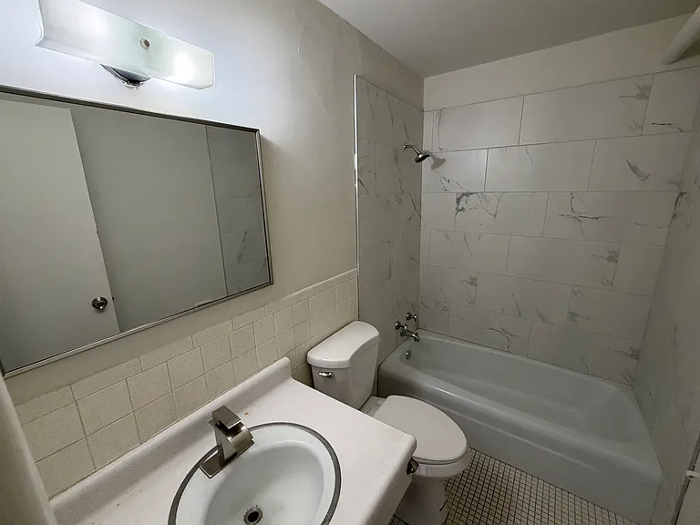 1637 Washington Ave #5 — Photo 3